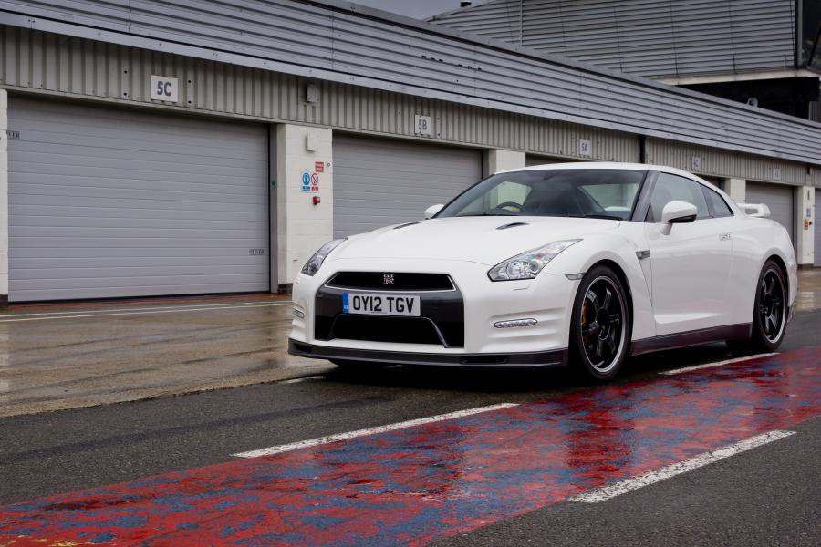  Nissan GT-R Track Pack 2012 года  (UK) (фото 15 из 20)